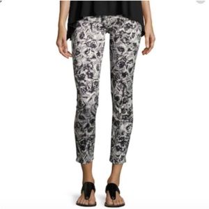 Jen 7 by 7 for all mankind jeans in black floral print
Size 6.